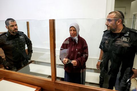 Die israelische Aktivistin Zohar Chamberlain Regev (M.)