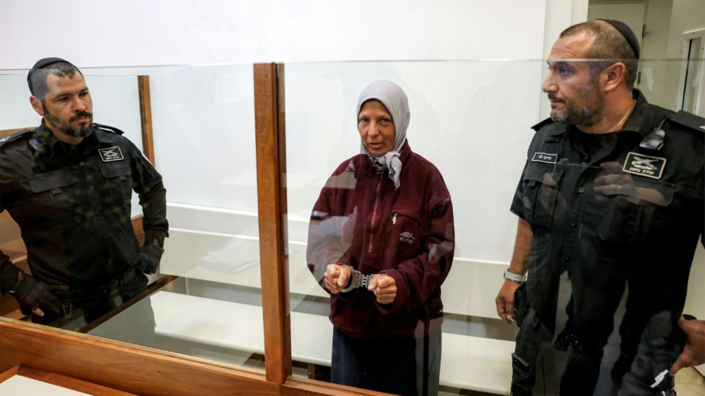 Die israelische Aktivistin Zohar Chamberlain Regev (M.)