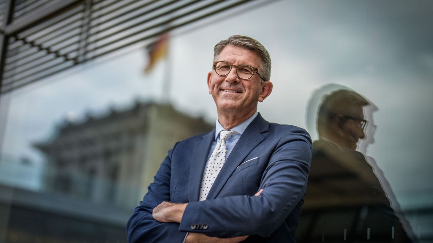 Gesellschaft: Kulturstaatsminister warnt vor Bedrohung der Demokratie