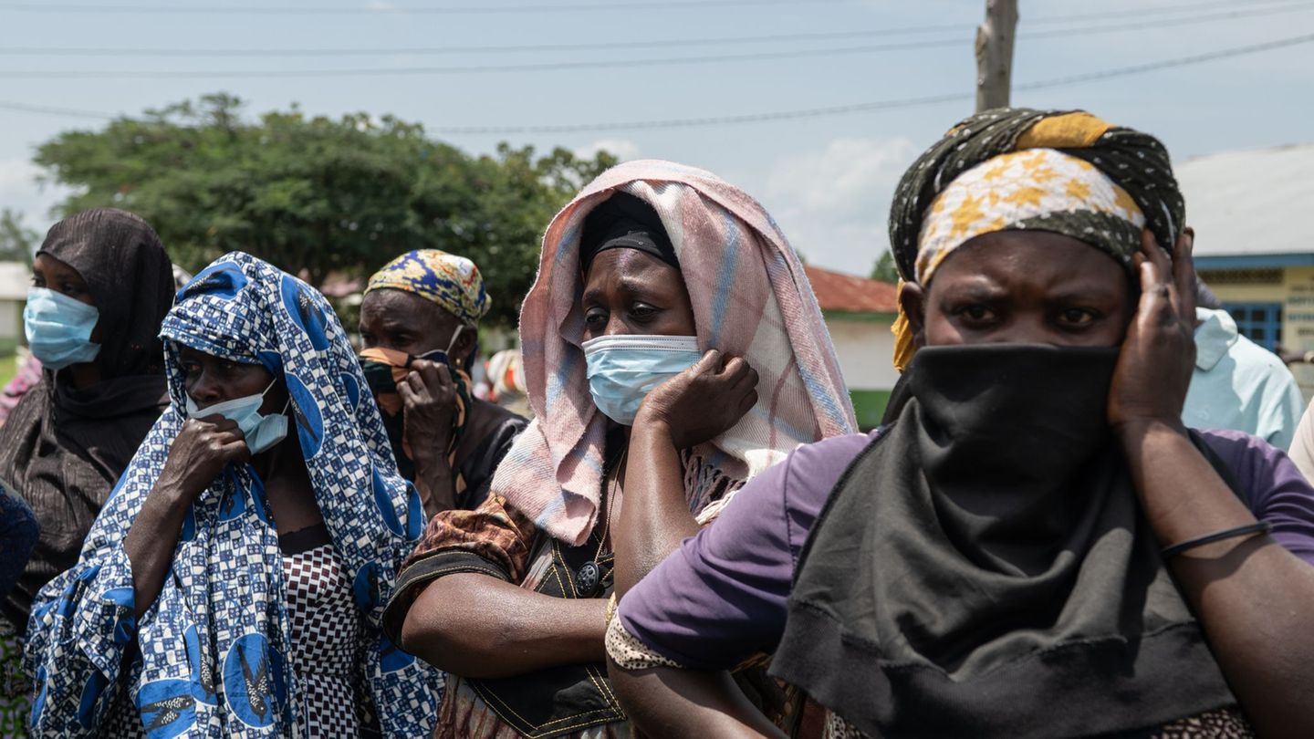 Angehörige sehen zu, wie an Ebola verstorbene Menschen aus einem Gesundheitszentrum in Rwampara, Kongo, gebracht werden. Foto: M