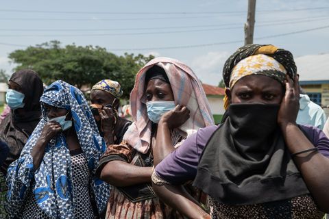 Angehörige sehen zu, wie an Ebola verstorbene Menschen aus einem Gesundheitszentrum in Rwampara, Kongo, gebracht werden. Foto: M