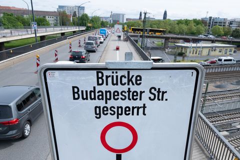 Die Stadt Dresden will die marode Brücke Budapester Straße mit Notpfeilern abstützen und sich so zehn Jahre Zeit für einen weite