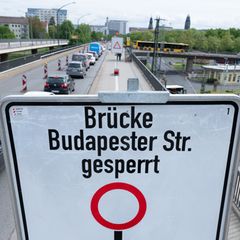 Die Stadt Dresden will die marode Brücke Budapester Straße mit Notpfeilern abstützen und sich so zehn Jahre Zeit für einen weite