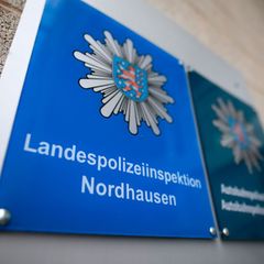 Die Polizei ermittelt wegen Körperverletzung. (Symbolbild) Foto: Matthias Bein/dpa