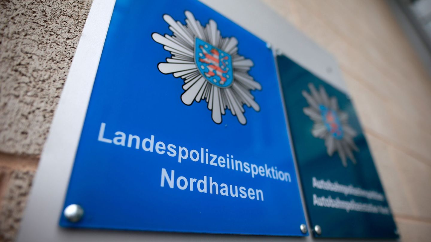 Die Polizei ermittelt wegen Körperverletzung. (Symbolbild) Foto: Matthias Bein/dpa