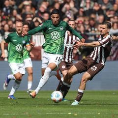 Spieler des VfL Wolfsburg und des FC St. Pauli auf dem Fußballplatz