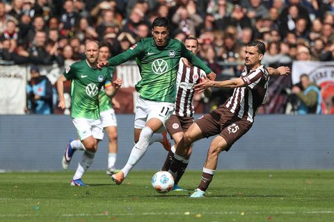 Spieler des VfL Wolfsburg und des FC St. Pauli auf dem Fußballplatz