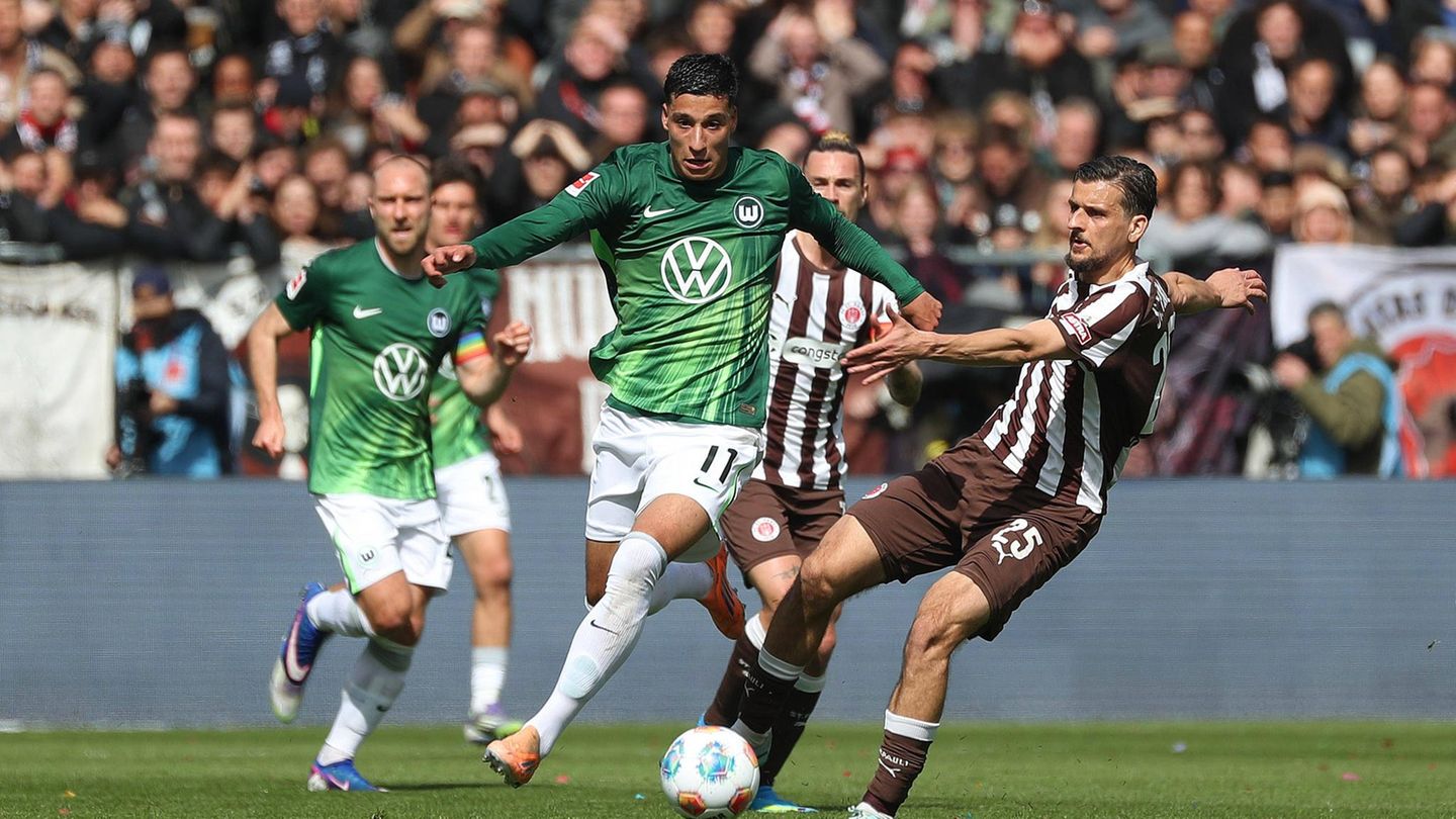 Spieler des VfL Wolfsburg und des FC St. Pauli auf dem Fußballplatz