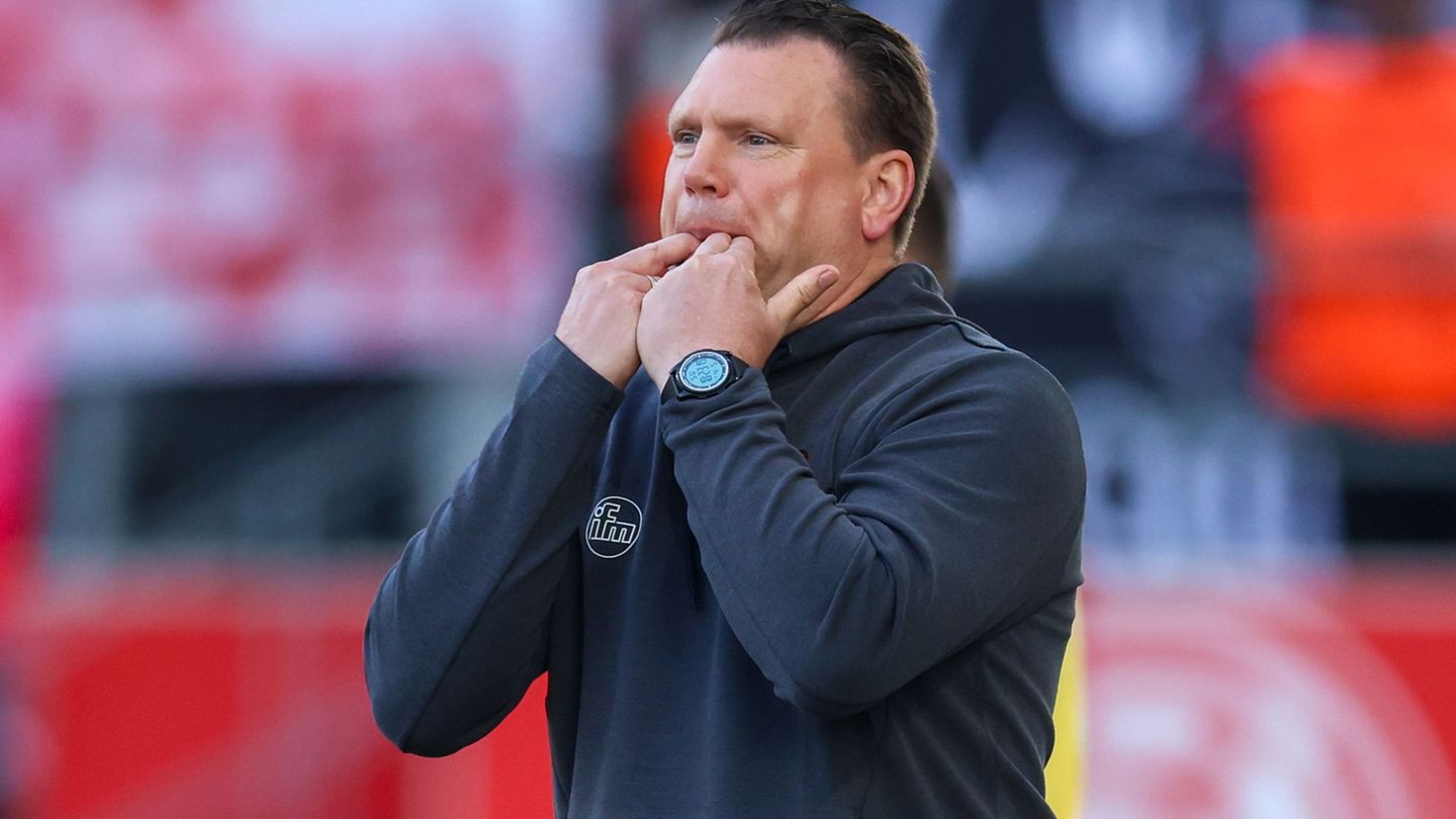 Uwe Koschinat hat sich zur Relegation geäußert. (Archivbild) Foto: Christoph Reichwein/dpa