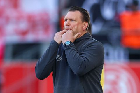 Uwe Koschinat hat sich zur Relegation geäußert. (Archivbild) Foto: Christoph Reichwein/dpa