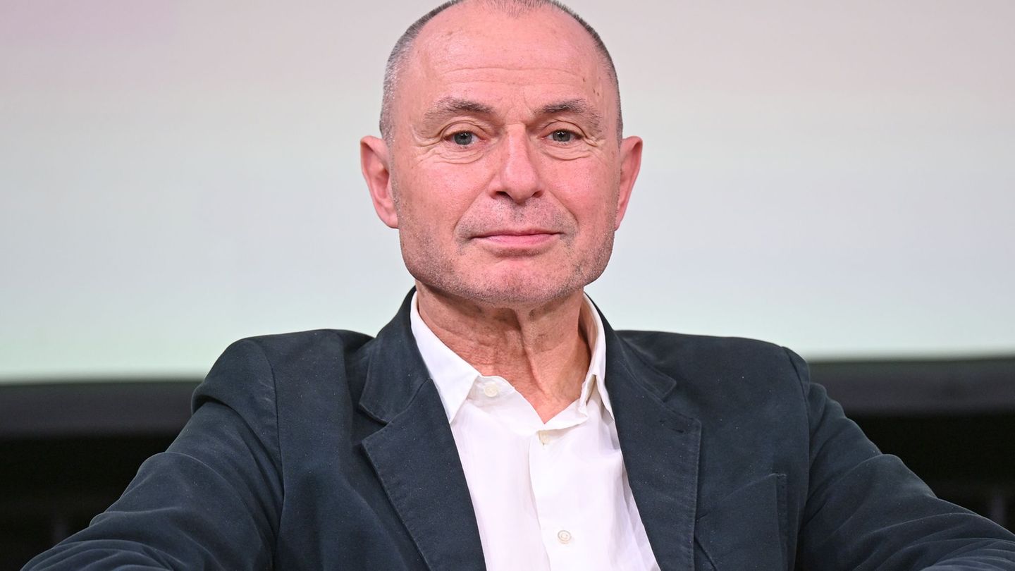 Der in Hamburg lebende Schriftsteller wird mit dem Siegfried Lenz Preis ausgezeichnet. (Archivbild) Foto: David Hammersen/dpa