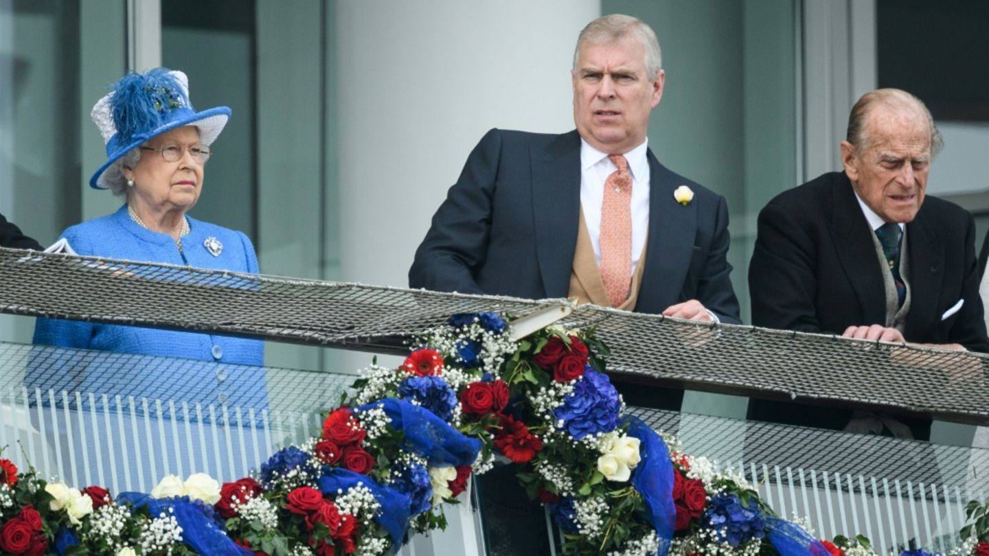Königin Elizabet II. (l.) und Prinz Andrew 2016