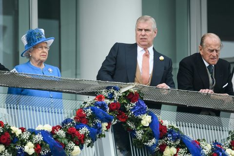 Königin Elizabet II. (l.) und Prinz Andrew 2016