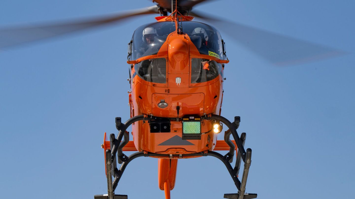 Mit einem Rettungshubschrauber wurde der Schwerverletzte in eine Klinik geflogen. (Symbolbild) Foto: Boris Roessler/dpa