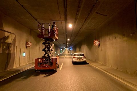 Bei einem Unfall in dem Tunnel sind 18 Kameras und 31 Lautsprecher beschädigt worden. Foto: Autobahn GmbH des Bundes/dpa