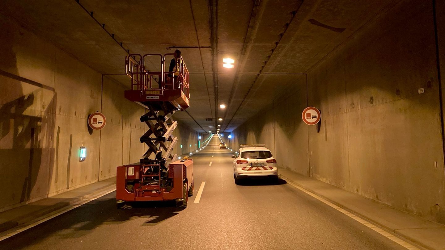 Bei einem Unfall in dem Tunnel sind 18 Kameras und 31 Lautsprecher beschädigt worden. Foto: Autobahn GmbH des Bundes/dpa