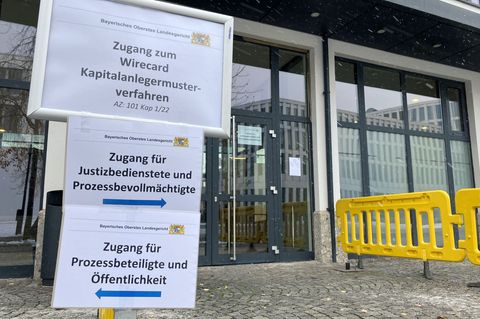 Hinweisschilder zur mündlichen Verhandlung im Münchner Wirecard-Musterverfahren im vergangenen Herbst. Nun will das Gericht eine