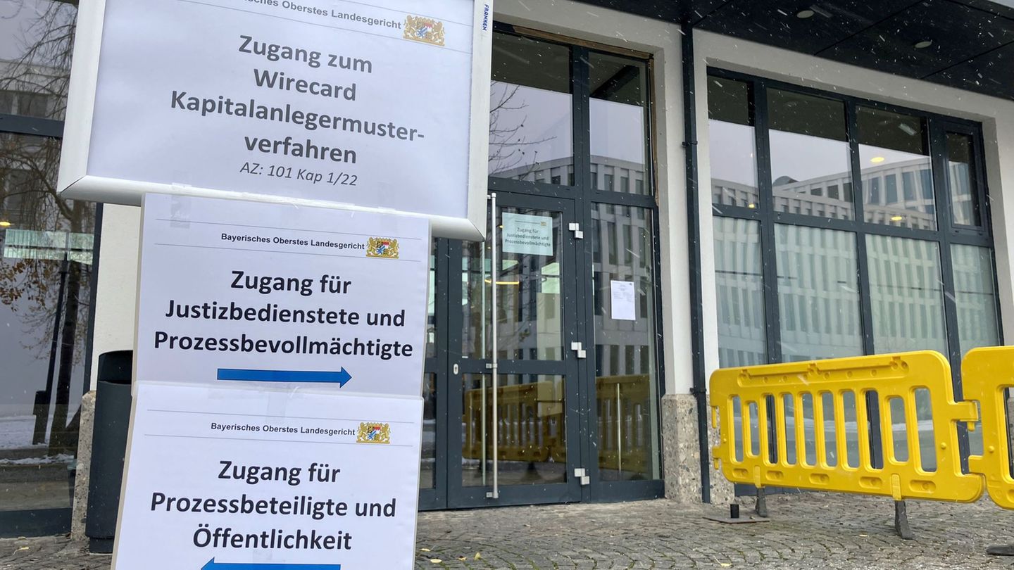 Hinweisschilder zur mündlichen Verhandlung im Münchner Wirecard-Musterverfahren im vergangenen Herbst. Nun will das Gericht eine