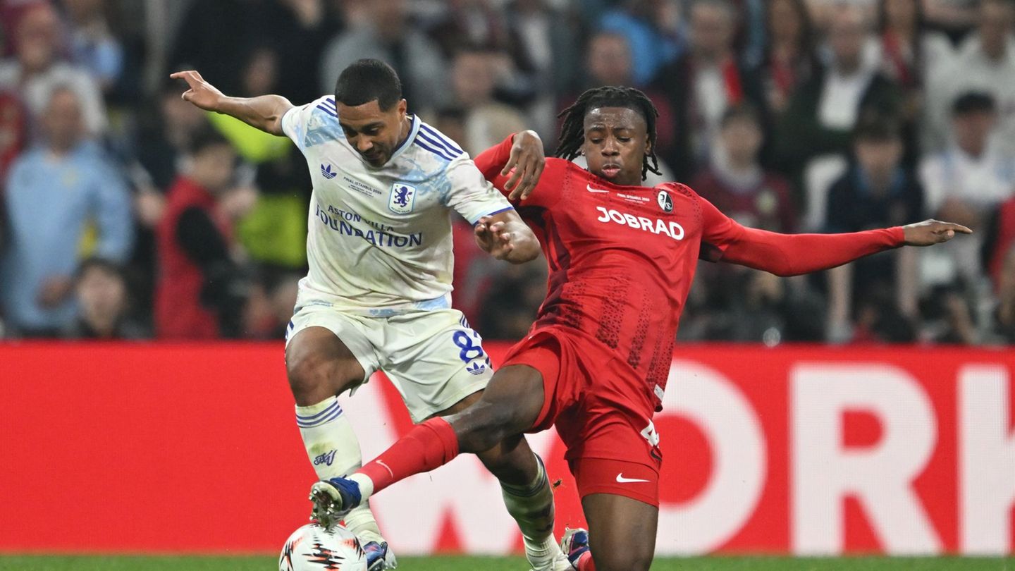 Johan Manzambi (r) wird von der UEFA als junger Spieler der Saison ausgezeichnet. Foto: Robert Michael/dpa