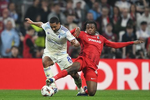 Johan Manzambi (r) wird von der UEFA als junger Spieler der Saison ausgezeichnet. Foto: Robert Michael/dpa