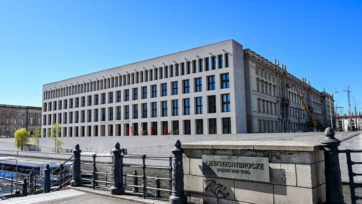Die Hintergründe zu der Attacke am Humboldt Forum sind bislang unklar. (Archivbild) Foto: Jens Kalaene/dpa