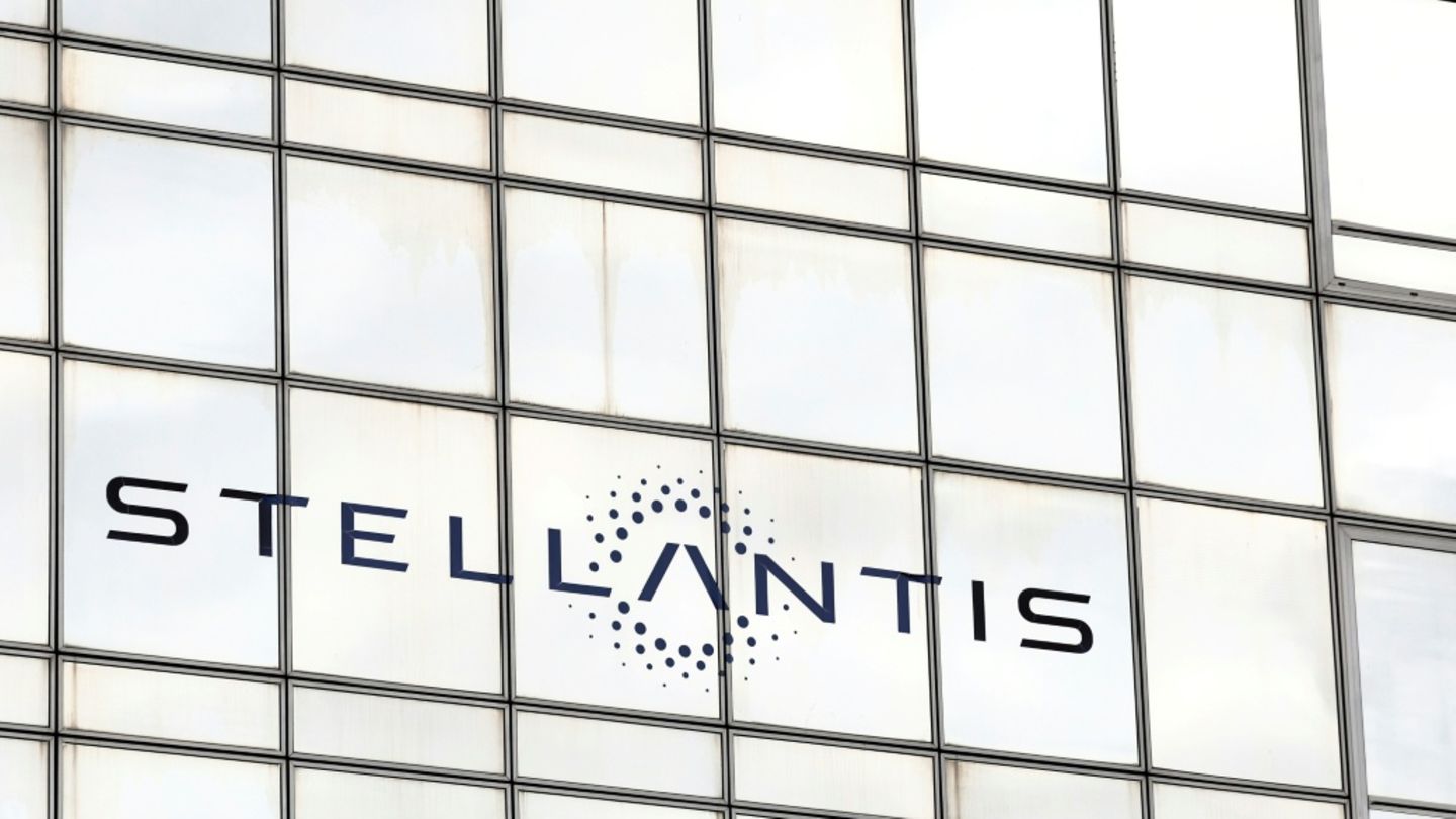 Stellantis-Logo am Standort in Poissy westlich von Paris