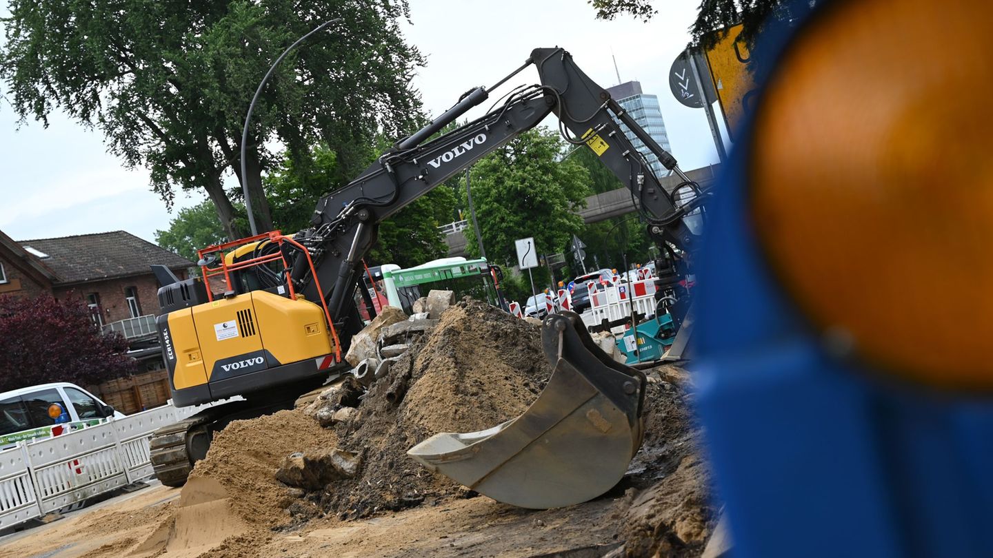 Ab Freitag sollen auch Groß- und Schwertransporte an der Baustelle vorbeifahren können. Foto: Katrin Luxenburger/dpa