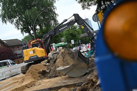 Ab Freitag sollen auch Groß- und Schwertransporte an der Baustelle vorbeifahren können. Foto: Katrin Luxenburger/dpa