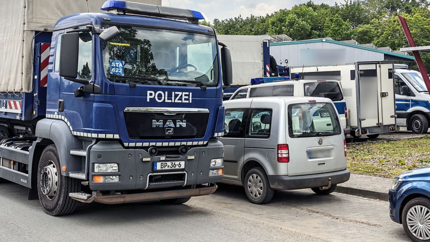 Fahrzeuge der Bundespolizei stehen auf einer Straße in Ahlen. Ermittler aus mehreren europäischen Ländern haben Objekte im Münst