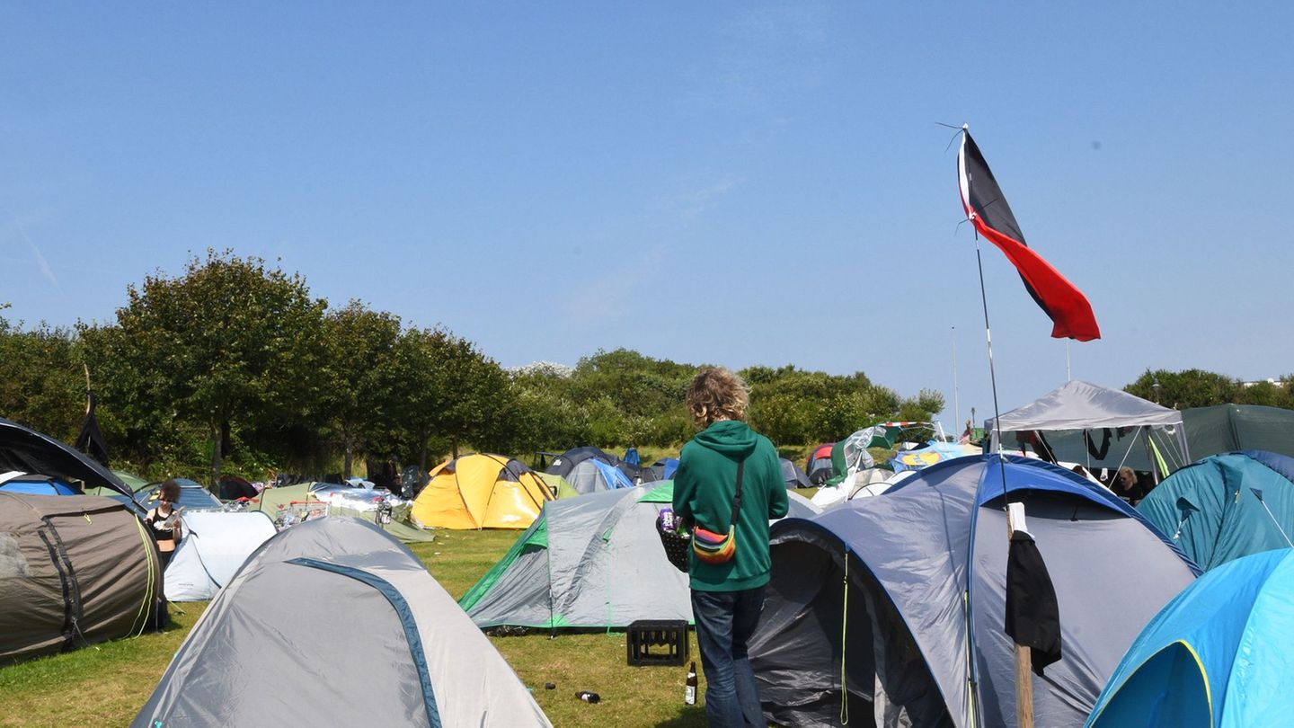 Seit 2023 ist das Camp auf Sylt auf dem Tinnumer Festplatz untergebracht. (Archivbild) Foto: Lea Albert/dpa