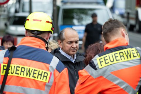 Octavian Ursu (CDU, M), Oberbürgermeister von Görlitz, hat traurige Nachrichten für die Angehörigen. Foto: Sebastian Kahnert/dpa