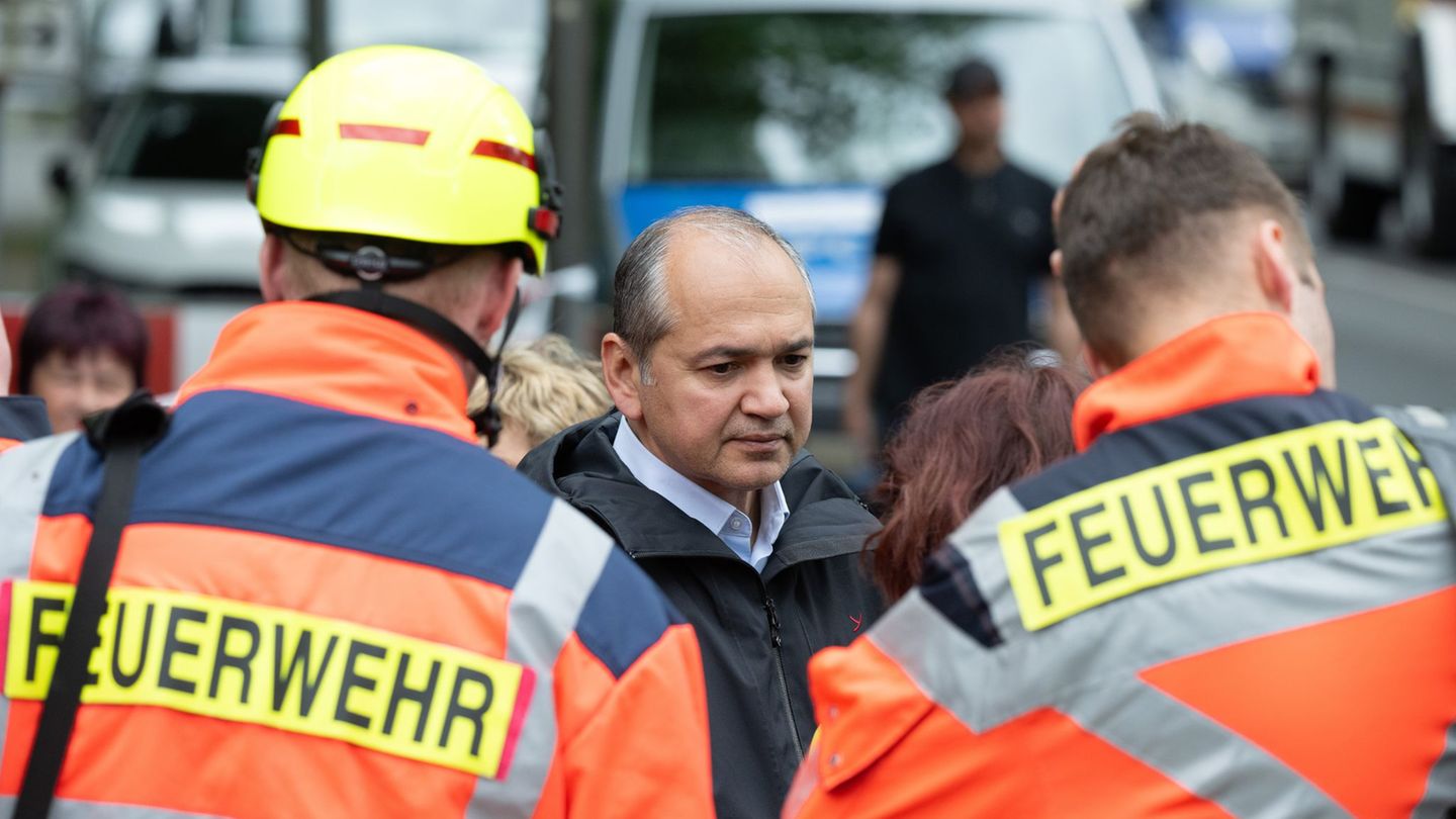 Octavian Ursu (CDU, M), Oberbürgermeister von Görlitz, hat traurige Nachrichten für die Angehörigen. Foto: Sebastian Kahnert/dpa