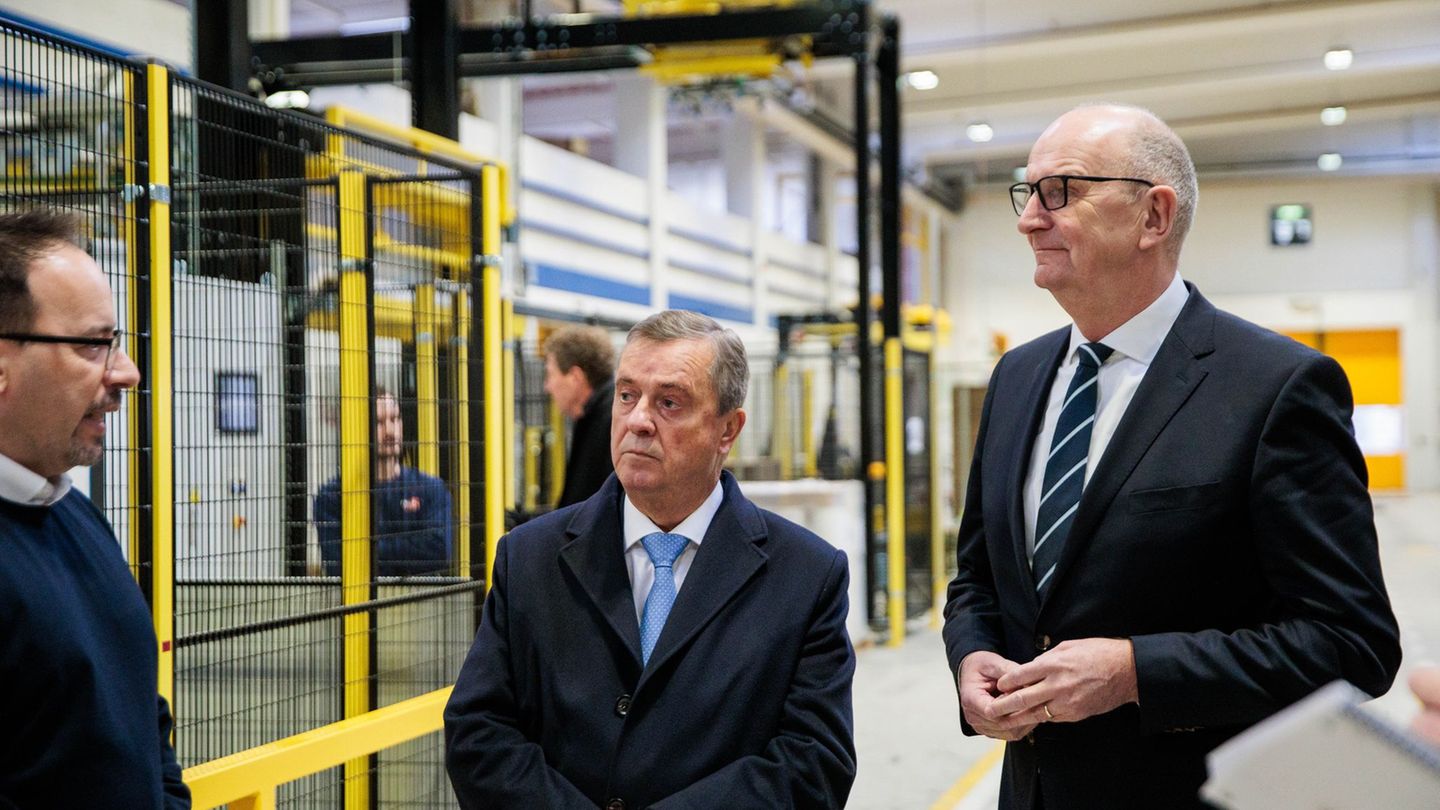 Der Unternehmenschef von Orafol, Holger Loclair (Mitte), ist mit der Wirtschaftspolitik der Bundesregierung unzufrieden. Im Janu