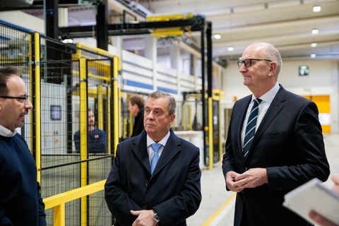 Der Unternehmenschef von Orafol, Holger Loclair (Mitte), ist mit der Wirtschaftspolitik der Bundesregierung unzufrieden. Im Janu
