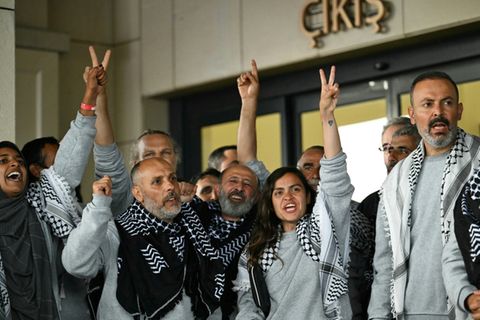 Die Aktivisten werden am Flughafen von Istanbul von Unterstützern empfangen.
