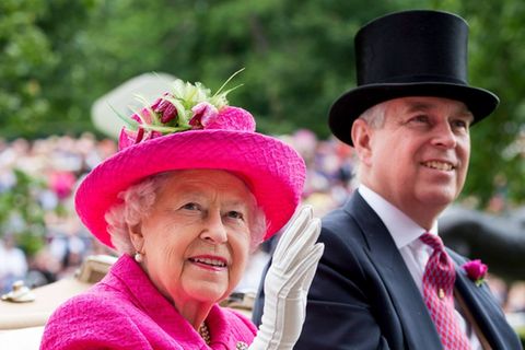 Queen Elizabeth II. und der damalige Prinz Andrew im Jahr 2017.