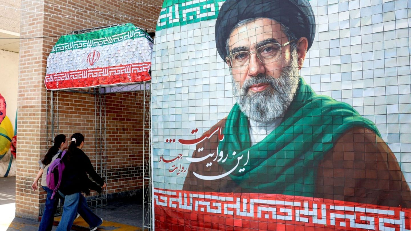 Frauen in Teheran an Porträt von oberstem Führer