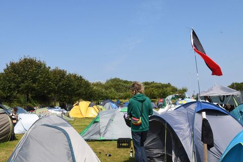 Seit 2023 ist das Camp auf Sylt auf dem Tinnumer Festplatz untergebracht. (Archivbild) Foto: Lea Albert/dpa