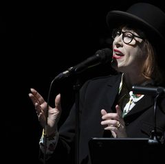 Die Sängerin Suzanne Vega war bei den Dresdner Musikfestspielen in der Oper "Einstein on the Beach" von Philip Glass zu erleben.