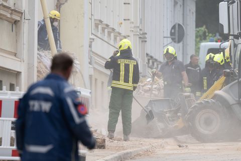 Aus den Trümmern des eingestürzten Hauses in Görlitz wurden bislang zwei Frauen tot geborgen, ein Mann wird noch vermisst. Foto: