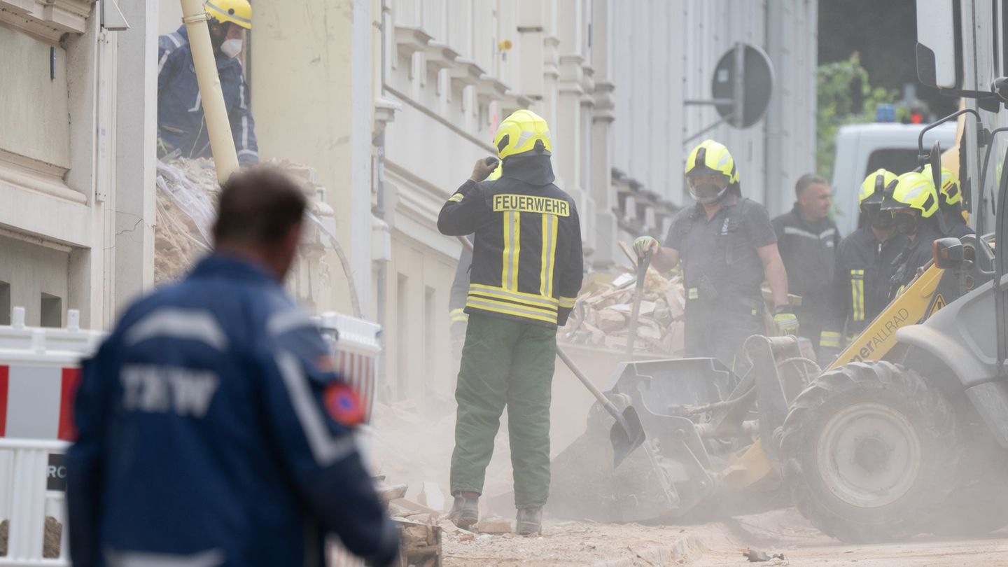 Aus den Trümmern des eingestürzten Hauses in Görlitz wurden bislang zwei Frauen tot geborgen, ein Mann wird noch vermisst. Foto:
