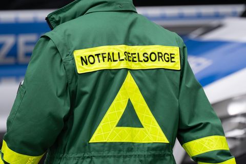 Auf dem Rücken einer grünen Jacke steht schwarz auf gelb "Notfallseelsorge"
