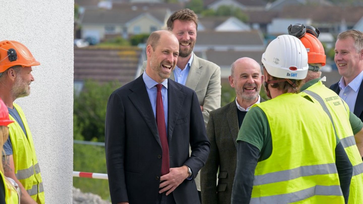 Prinz William im Gespräch mit Arbeitern in Cornwall.