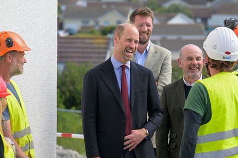Prinz William im Gespräch mit Arbeitern in Cornwall.