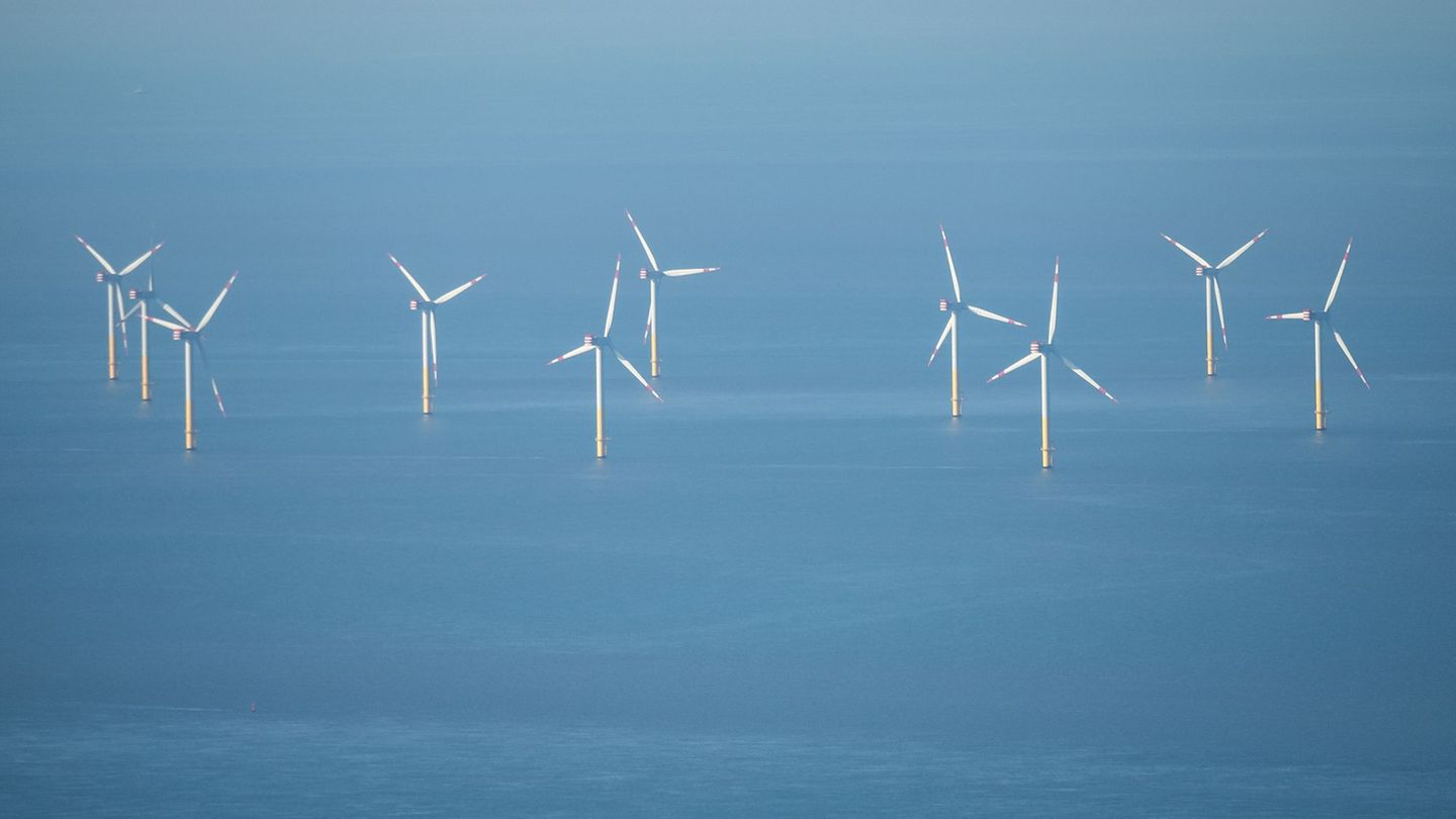 Milliardenschwere Windkraftprojekte vor der deutschen Küste könnten wegen geänderter Rahmenbedingungen auf der Kippe stehen. (Ar