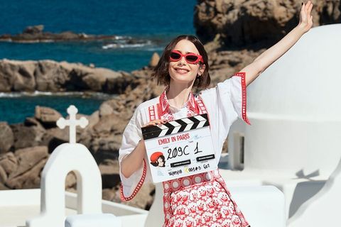 Lily Collins beim Start der Dreharbeiten zur sechsten "Emily in Paris"-Staffel in Griechenland.