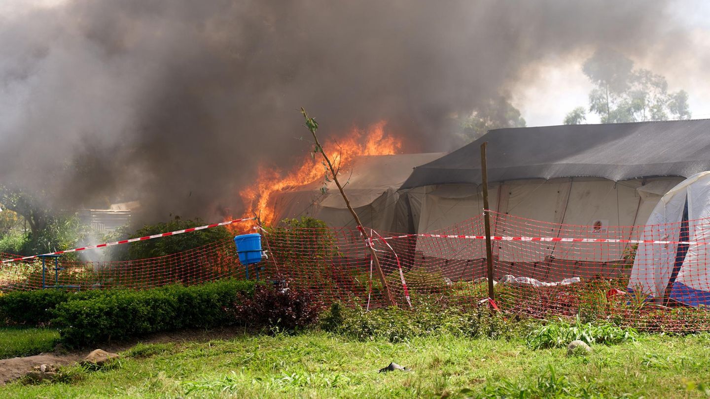 Zwei Zelte einer Ebola-Klinik im Ostkongo stehen in Flammen