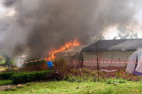 Zwei Zelte einer Ebola-Klinik im Ostkongo stehen in Flammen