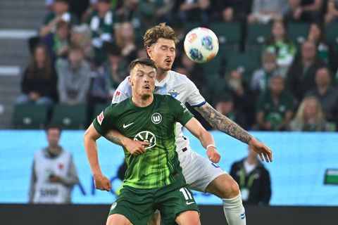 Calvin Brackelmann vom SC Paderborn und der Wolfsburger Dzenan Pejcinovic (vorne) im Zweikampf. Foto: Swen Pförtner/dpa