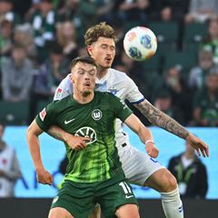 Calvin Brackelmann vom SC Paderborn und der Wolfsburger Dzenan Pejcinovic (vorne) im Zweikampf. Foto: Swen Pförtner/dpa